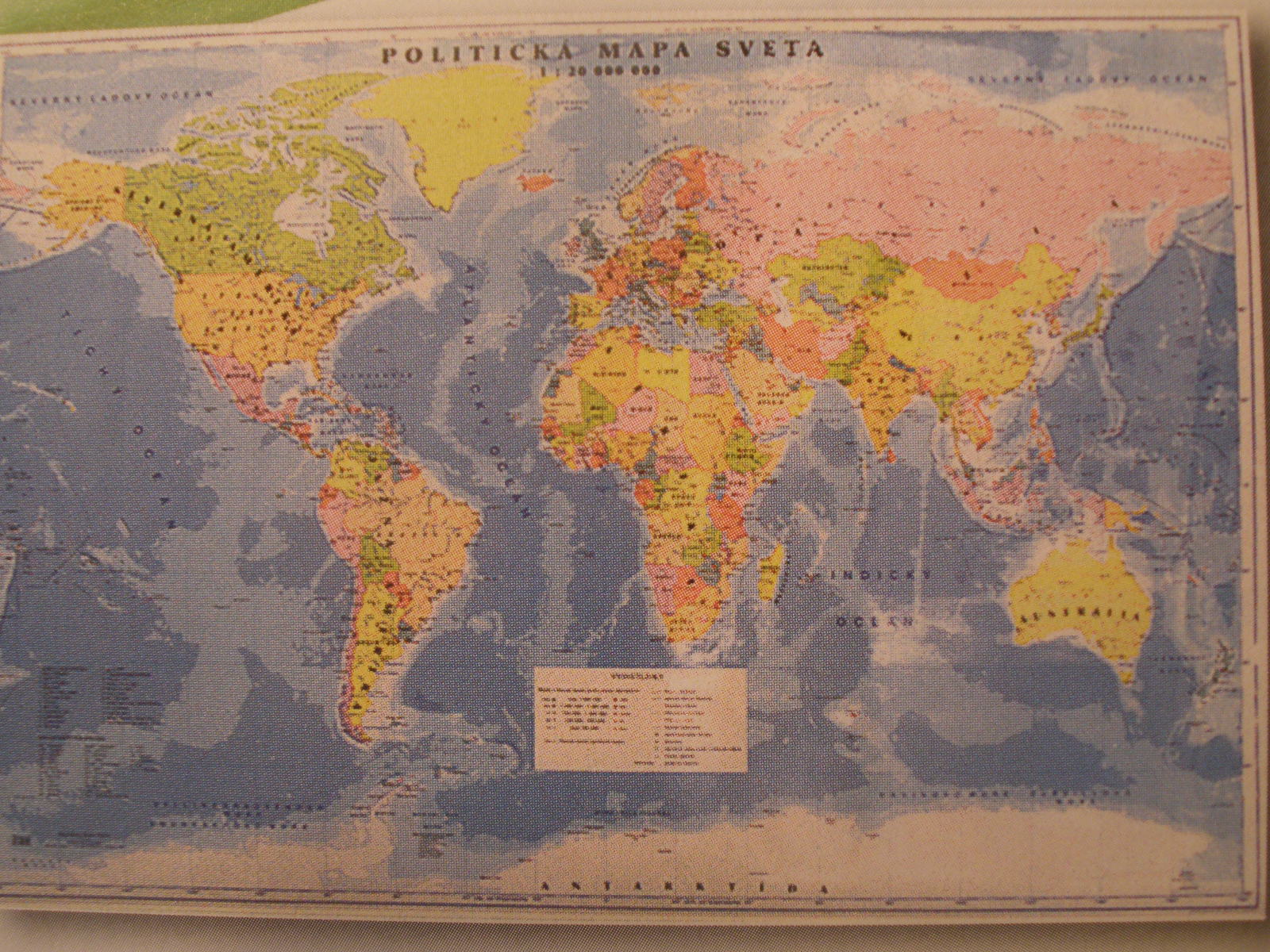 Svet = politická, 150 x 105 cm, slovenský jazyk, laminovaná, lištovaná