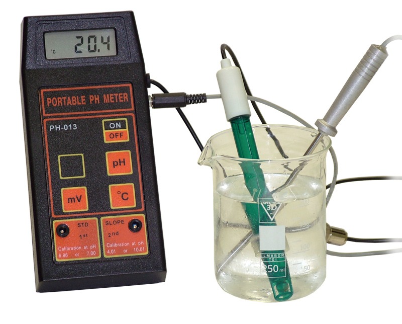 Prístroj na meranie pH, vodivosti a na meranie teploty - prenosný
